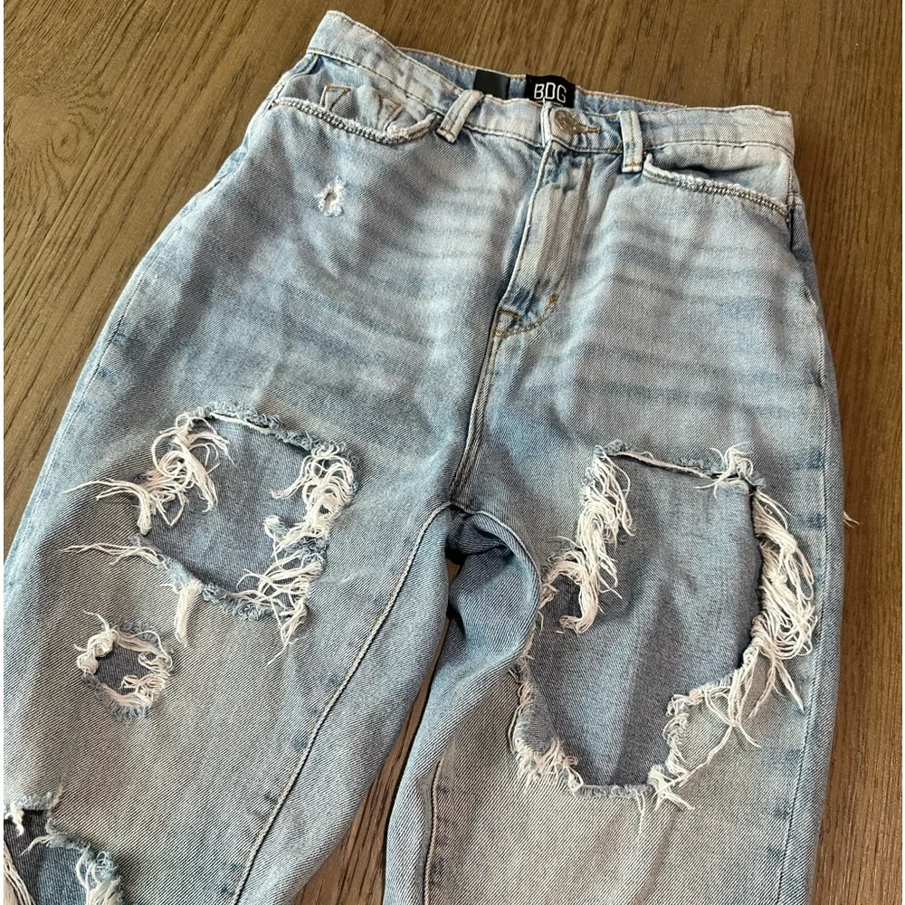 BDG High Rise Mom Jean Light Wash Distressed 25 - Picture 2 of 9